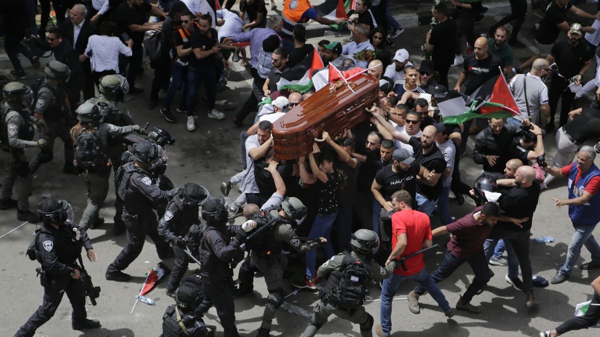 Brutální zásah při pohřbu novinářky: Vezmeme si z toho ponaučení, reaguje na kritiku izraelská policie